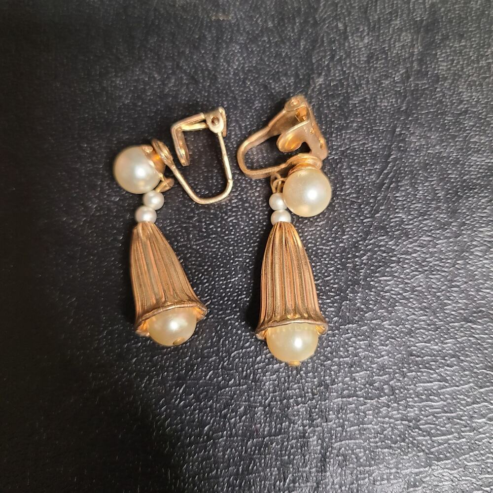 Vintage 80s softo bronze and pearl clip-on earrings